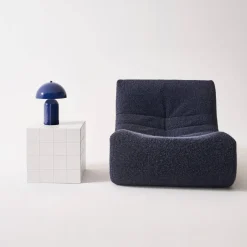 Tavolino cubico con finitura in ceramica opaca e piastrelle