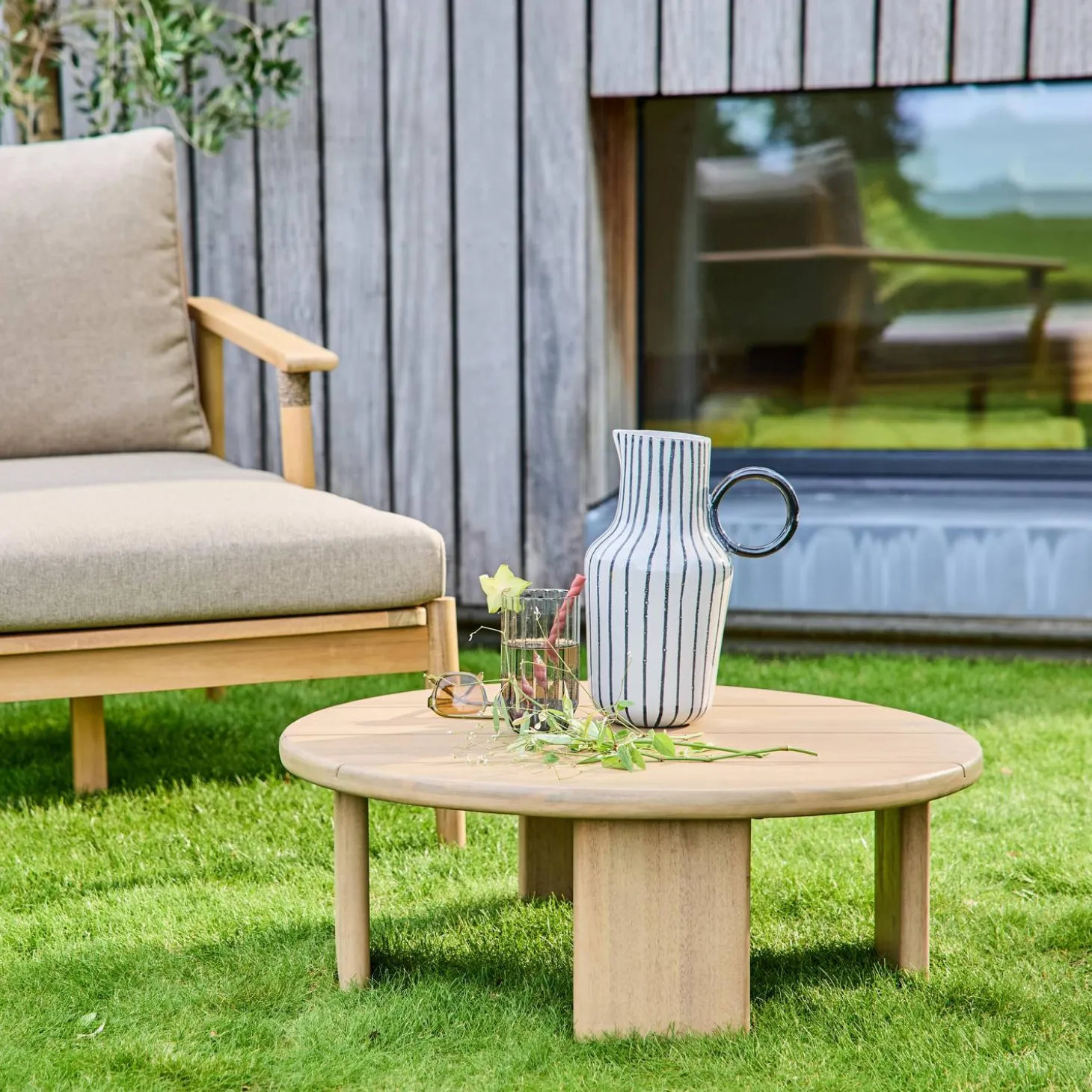 Tavolino da giardino rotondo in legno di acacia, 70cm