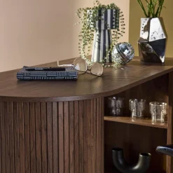 Tavolo alto da cucina decorato in legno con ripostigli