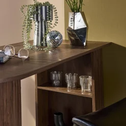 Tavolo alto da cucina decorato in legno con ripostigli