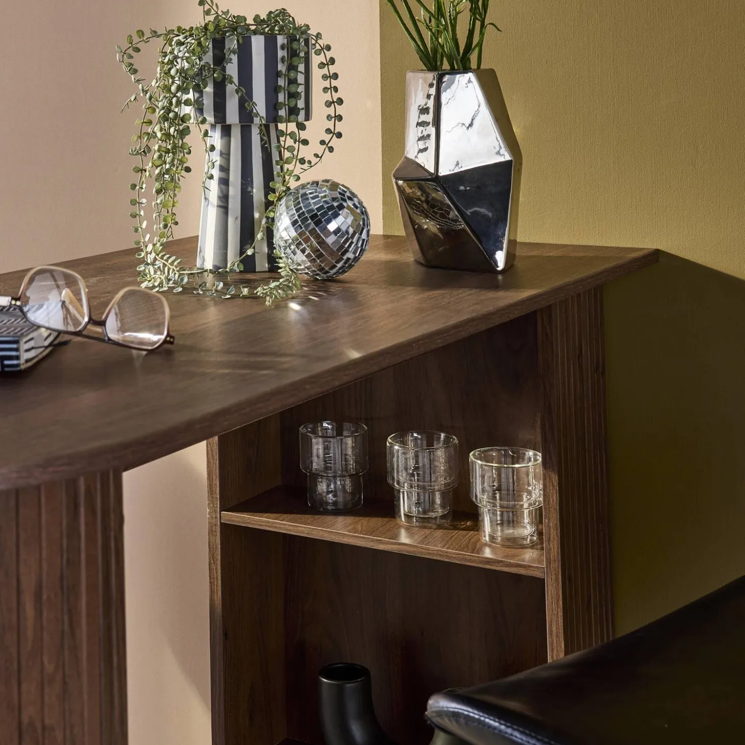 Tavolo alto da cucina decorato in legno con ripostigli