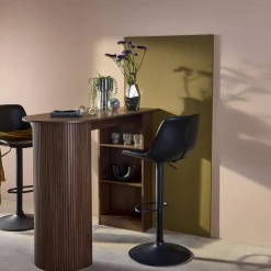 Tavolo alto da cucina decorato in legno con ripostigli