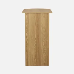 Tavolo alto da cucina decorato in legno con ripostigli