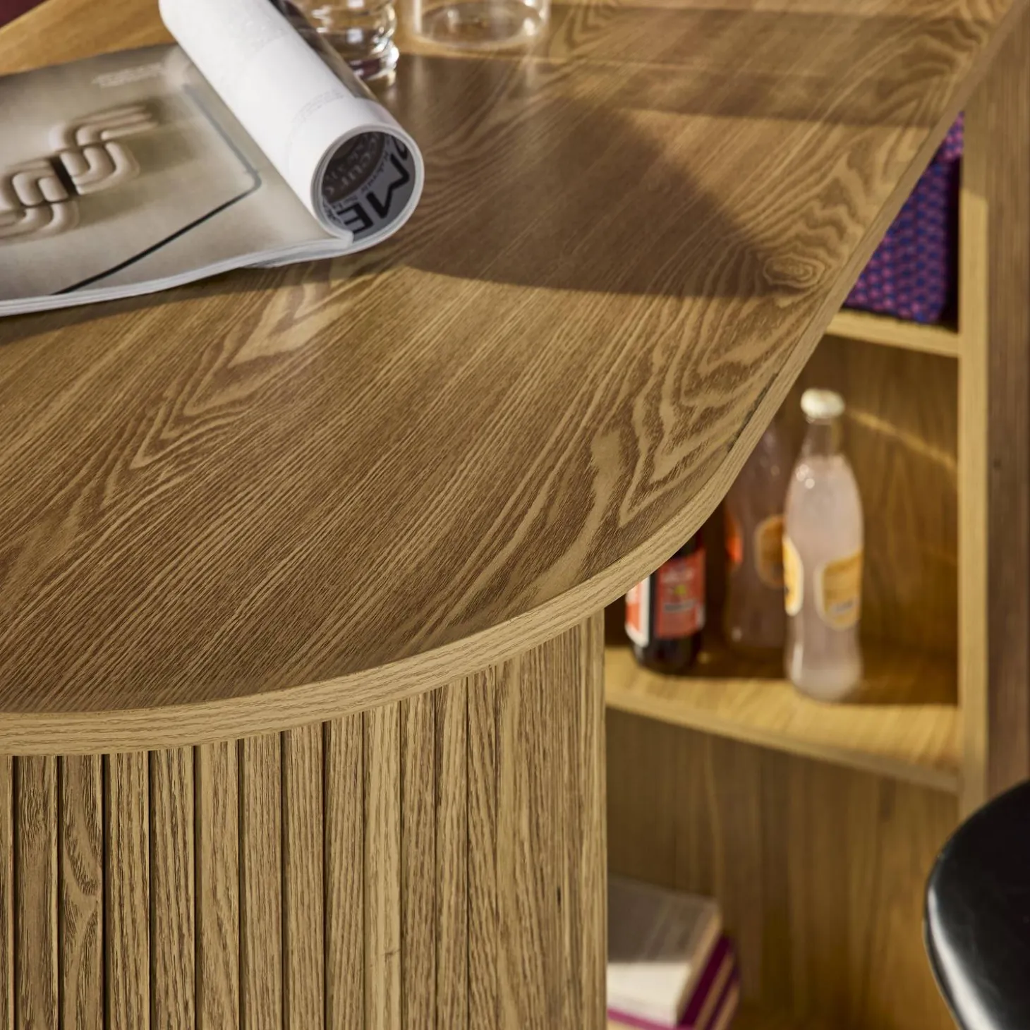 Tavolo alto da cucina decorato in legno con ripostigli