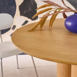 Tavolo da pranzo rotondo in legno di hevea e impiallacciatura di quercia, 4 posti