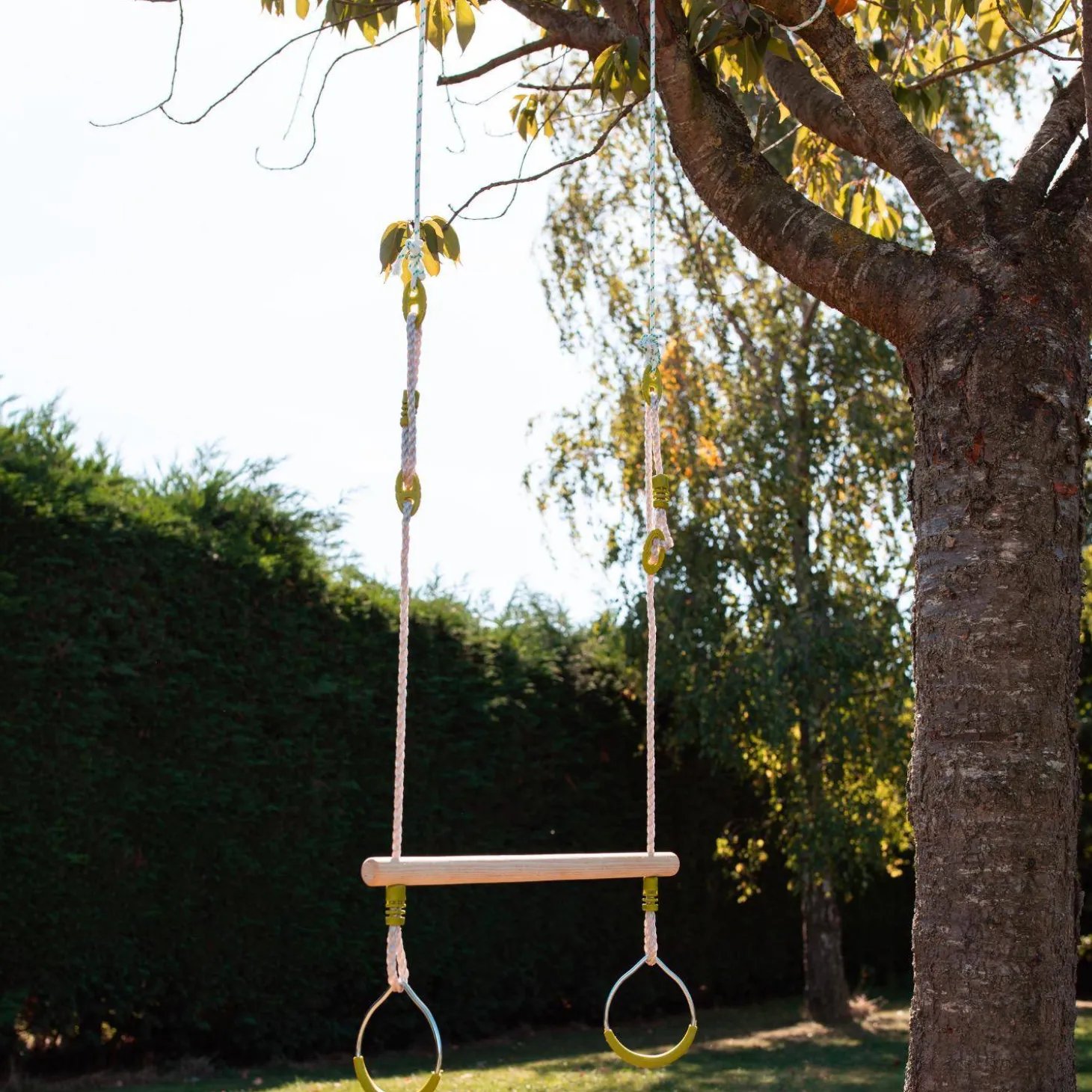 Trapezio in legno con anelli metallici per il cavalletto